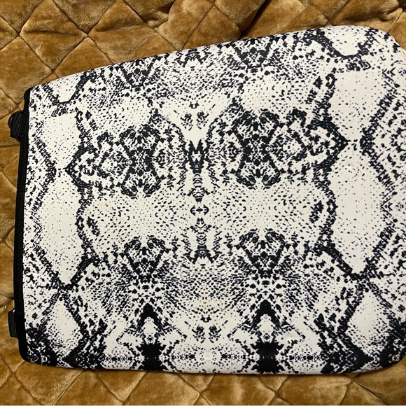 Crossbody pink white gray NWOT Great for carrying a tablet also - Picture 6 of 6